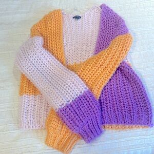 Beautiful knitted sweater worn 2 times.